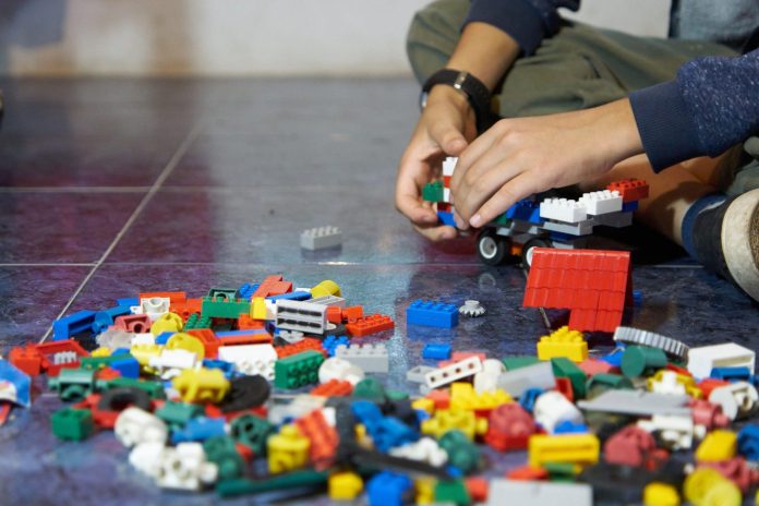 Niño Latinoamericano jugando con ladrillitos lego