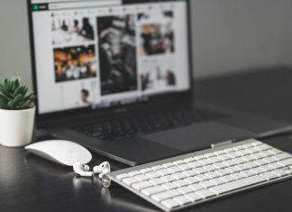 Apple Plans Third-Party AI Integration for Siri Platform Apple technology campus representing company's artificial intelligence development and Siri platform expansion strategy