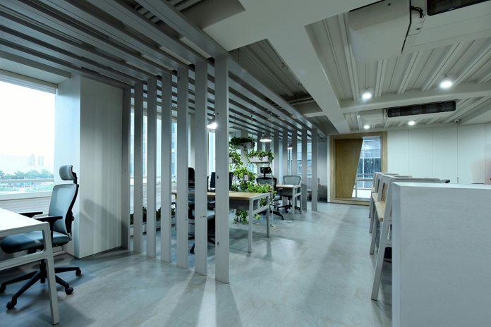 Ireland's Workplace Future: Strategic Design Over Anxiety Modern flexible office workspace representing Ireland's evolving business environment and hybrid working arrangements